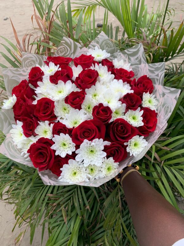 Classic Red roses with chrysanthemum